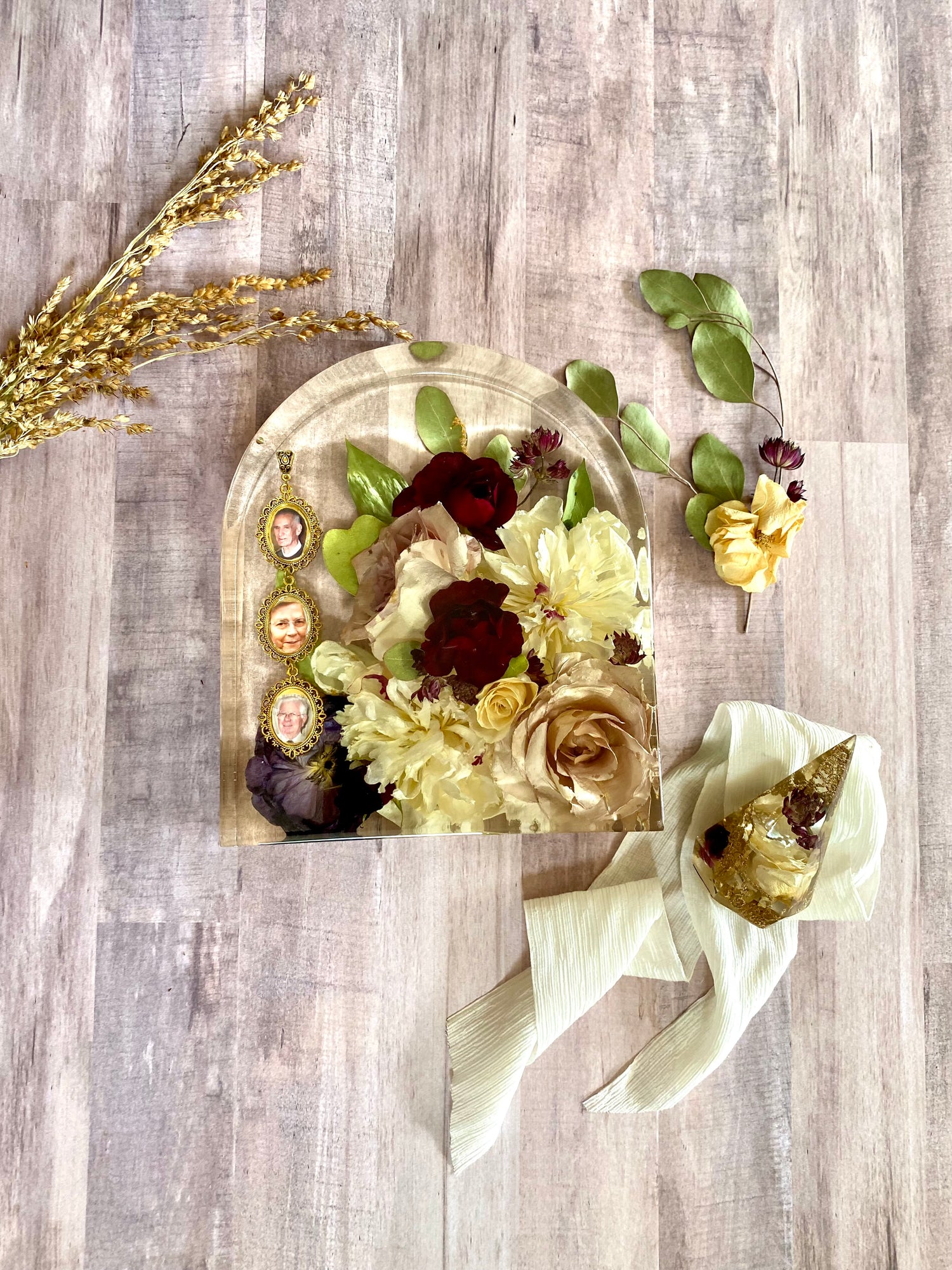 resin arch with floral preservation with in memorial bouquet accessory 